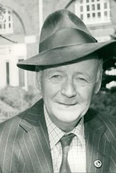 Robert Urquhart interpreta Capt. Hanley