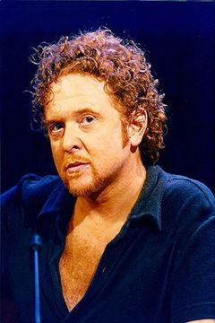 Mick Hucknall interpreta Self