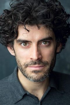 Toby Osmond interpreta Older Frank