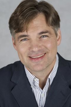 Daniel Cosgrove interpreta Campbell Morris