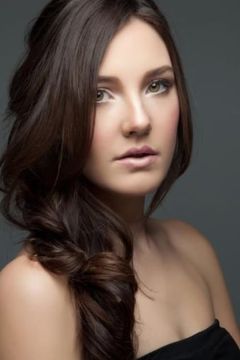 Shannon Leann interpreta Hollywood Starlet (uncredited)