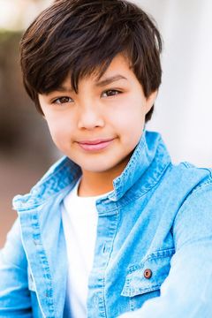 Damon Fung interpreta Baby Opossum 11 / Baby Otter (voice)