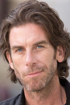 Clint James interpreta Fenton