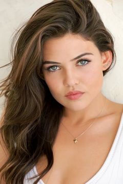 Danielle Campbell interpreta Davina Claire