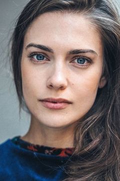 Laura Berlin interpreta Dr. Eva Grünberg