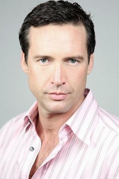 Andrés García Jr. interpreta Alex Brown
