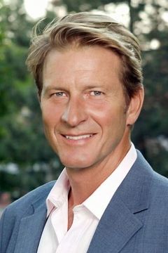 Brett Cullen interpreta Michael Stappord
