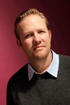 Lee Kirk interpreta Reporter