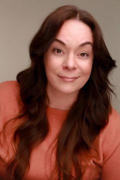 Catherine Adams interpreta Jo