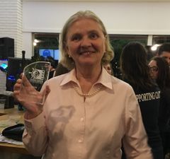 Martha Pinson interpreta Assistant