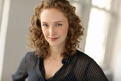 Amanda Quaid interpreta Emily Norton