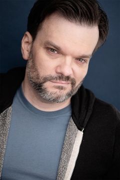 John Raymond Barker interpreta Pedestrian