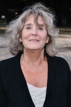 Margot Leicester interpreta Mrs. Innkeeper