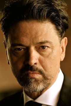 Sebastian Baur interpreta Mayor Franz Oberlander