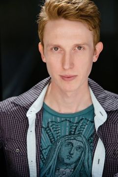 Jordan Woods-Robinson interpreta Mr. Oldfield