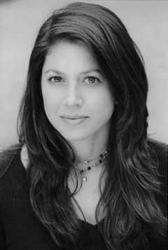 Noelle Parker interpreta June Stern