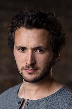 David Crowley interpreta Policeman Adam