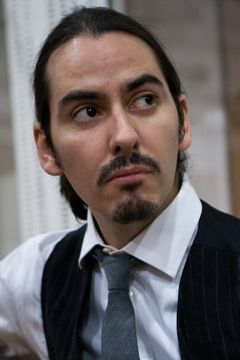 Dhani Harrison interpreta FN-0878