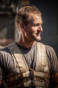 Tim Rigby interpreta Larry