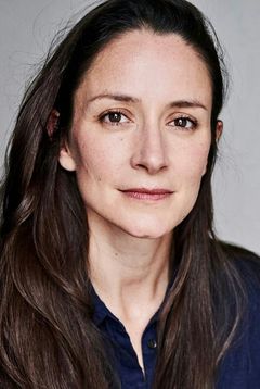 Natalie Radmall-Quirke interpreta Fiona