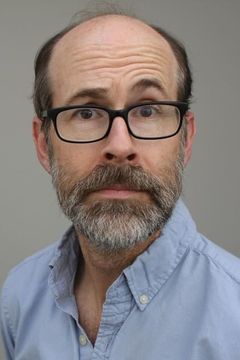 Brian Huskey interpreta Bill Wazakowski