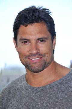 Manu Bennett interpreta Slade Wilson