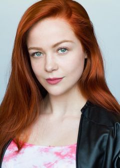 Amanda K. Wall interpreta Police officer