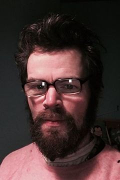 Stephen Walters interpreta Angus