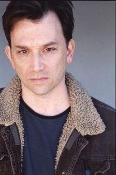 Christopher Shaw interpreta Fuller