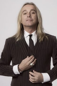 Robin Zander interpreta Himself (Cheap Trick)