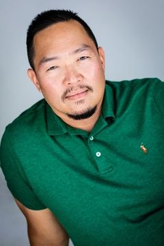 Alan Wong interpreta Businessman Pal
