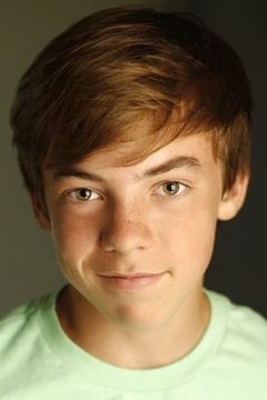 Connor Price interpreta Young Travis Dawn