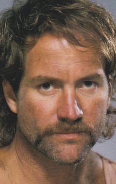 Captain Kidd Brewer Jr. interpreta Lew Finler