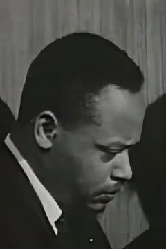 Art Simmons interpreta le pianiste