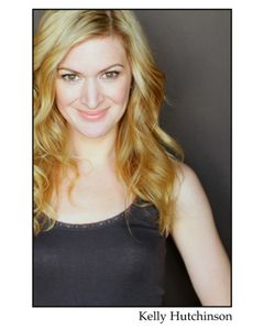 Kelly Hutchinson interpreta Young Female Teller