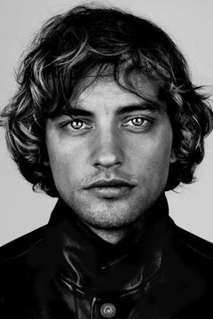 Josh Whitehouse interpreta Hugh Armitage