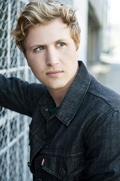 Matt Mazur interpreta Zach