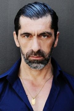 Erdal Yildiz interpreta Rainer