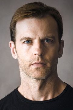 Trevor St. John interpreta Professor Campbell