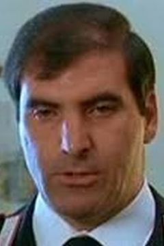 Tony Brennero interpreta Agente Lucidi