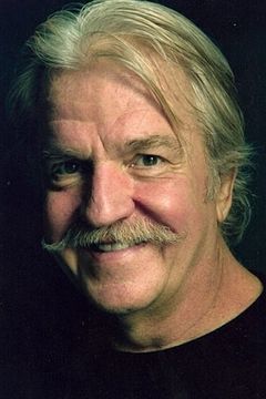 Leo Burmester interpreta Dave Flinton