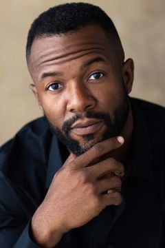 Jarrett Michael Collins interpreta Armed Soldier