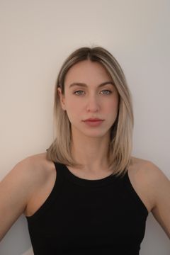 Georgia Eleftheriadou interpreta Familiar Girl