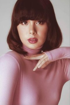 Kaila Estrada interpreta Angie