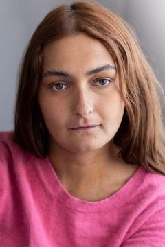 Hannah Lynch interpreta Carer Joy
