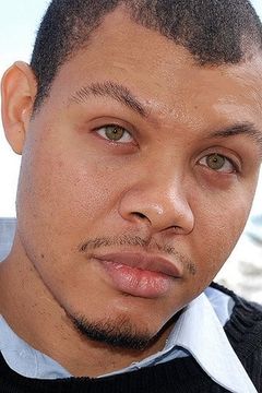 Tierre Turner interpreta Detroit Cop #2