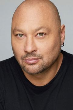 Bruce Del Castillo interpreta Back Lot Crew Member