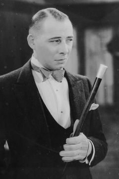 Lucien Prival interpreta Butler (uncredited)