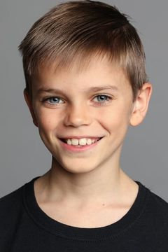 Toby Dixon interpreta Young James
