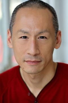 Francis Jue interpreta Mr. Hsu